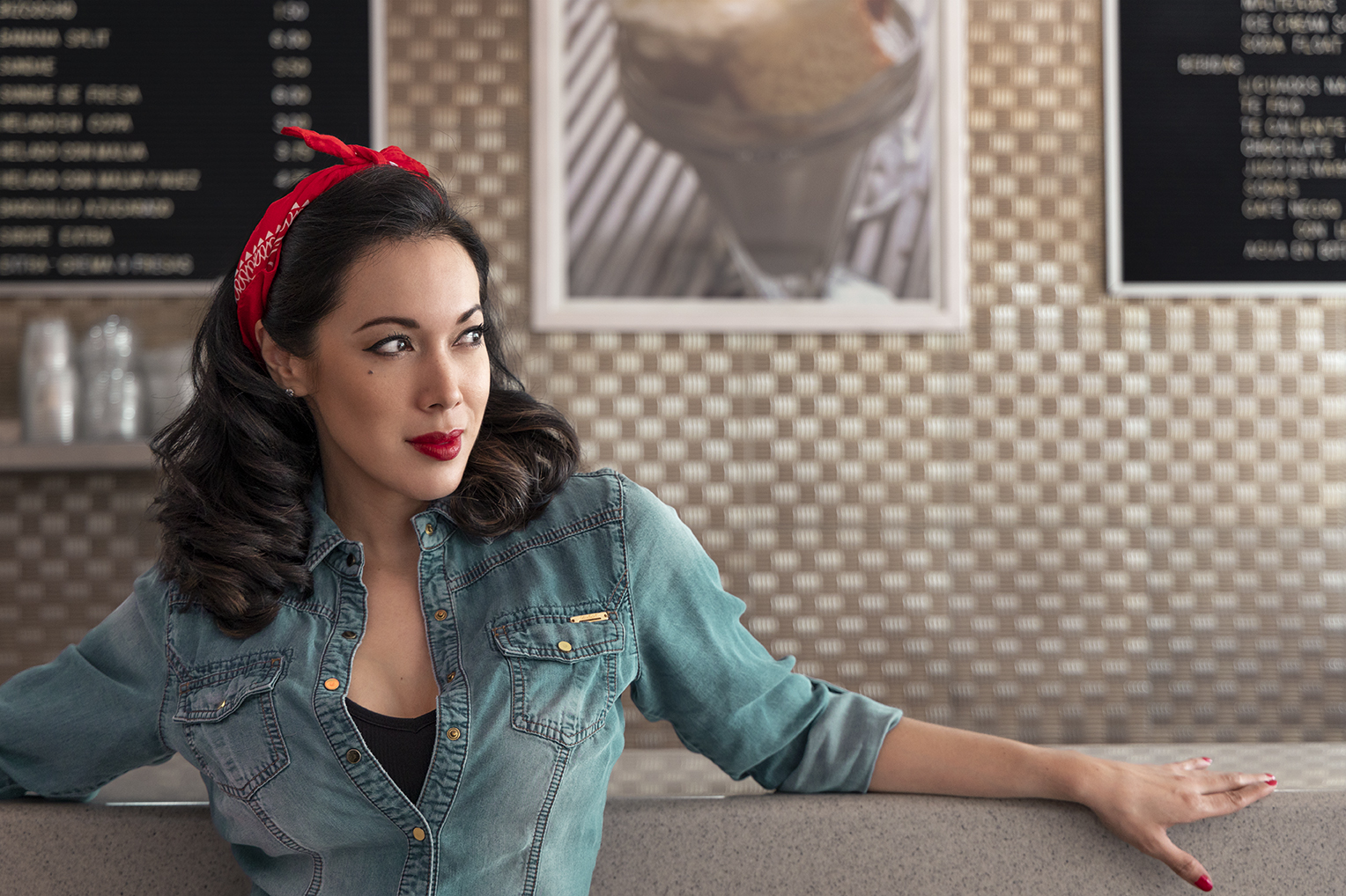 mujer estilo pinup retro en cafetería