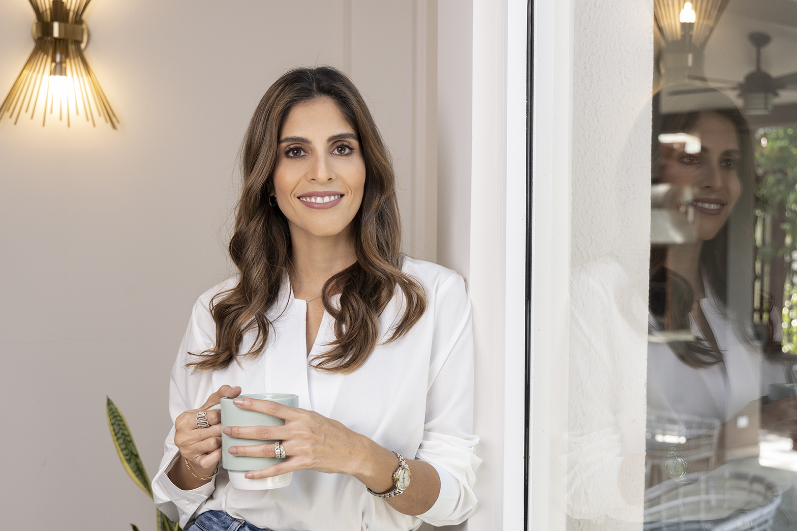 Fotografía de marca personal para diseñadora de interiores con taza de café