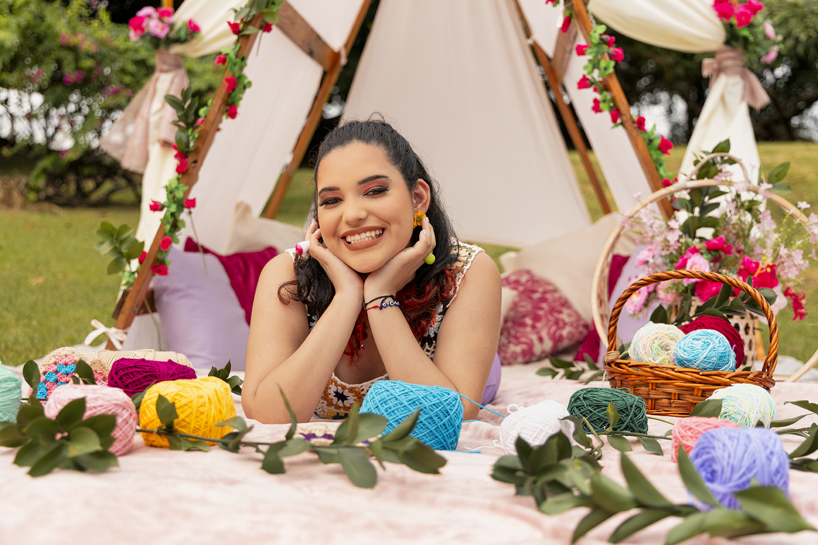 quinceañera en picnic romantico con flores y madejas de lana
