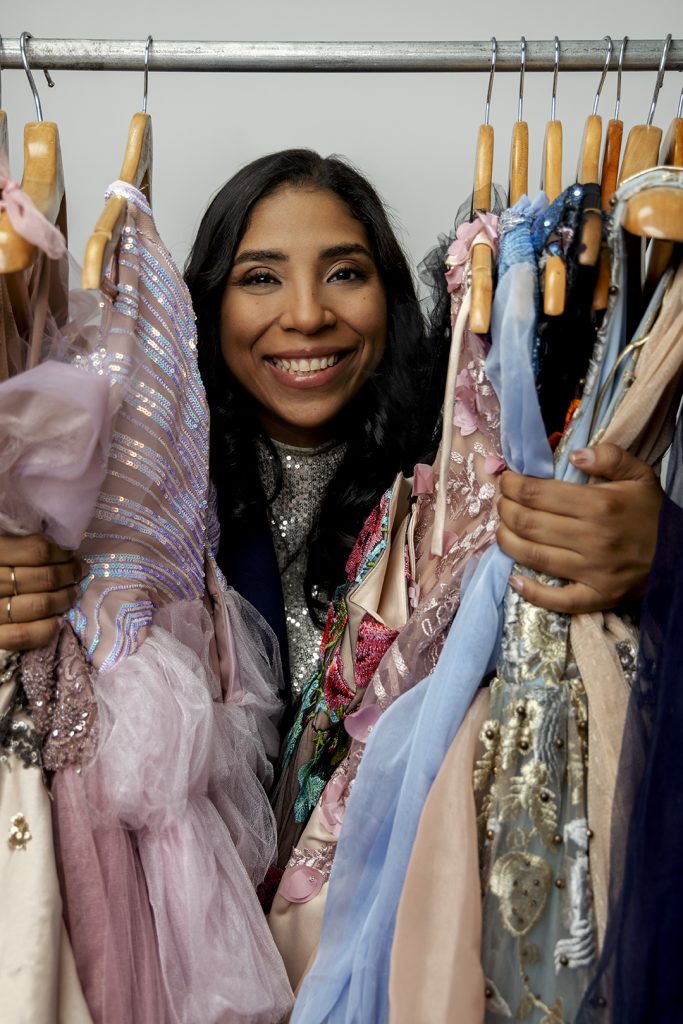 Mujer fotógrafa de familias y fine art marca personal con vestuario para foto de estudio en Panamá
