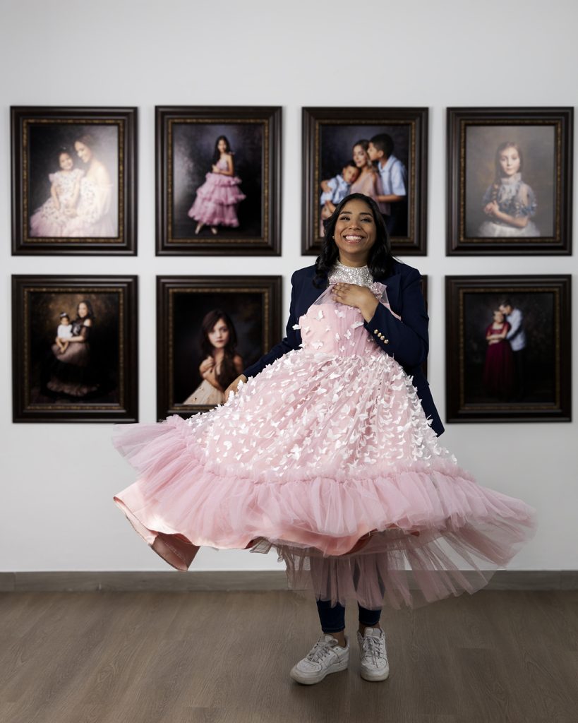 Fotógrafa marca personal traje rosado