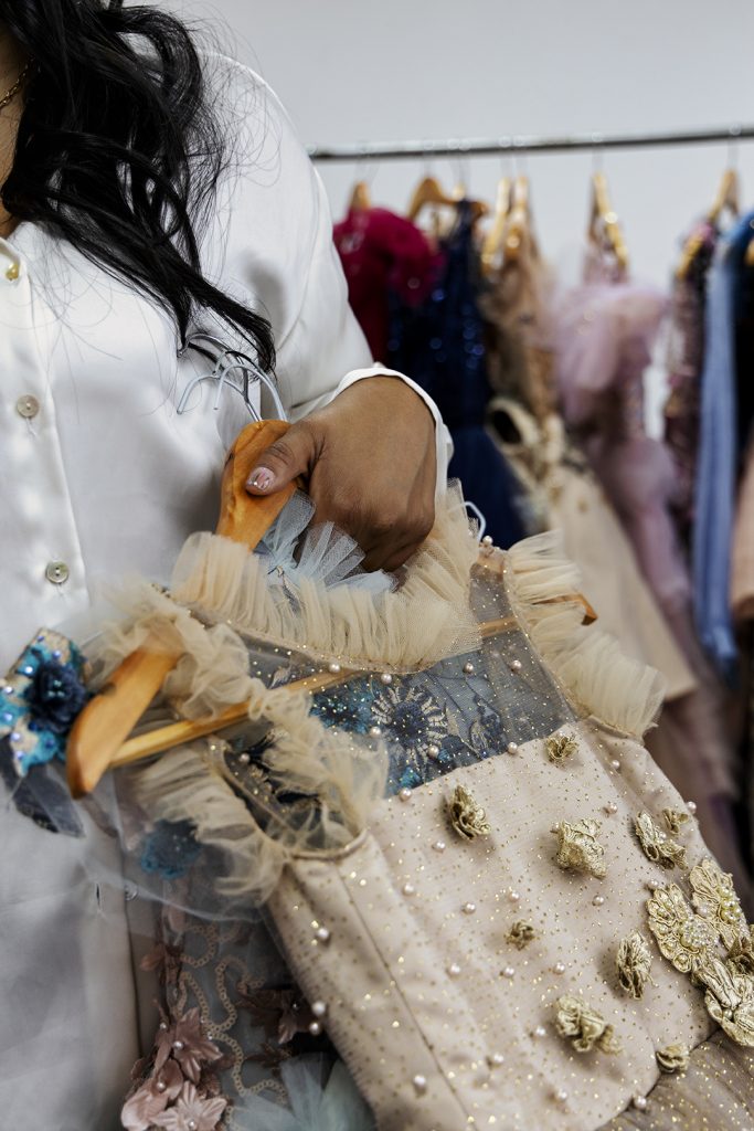 Foto marca personal detalle trajes de diseño fotográfa marca personal